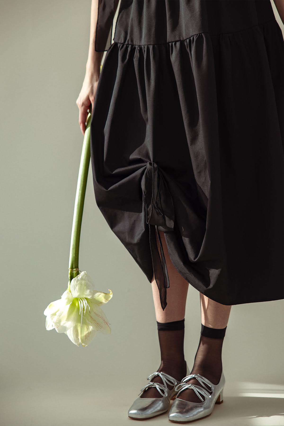 CZARNA SUKIENKA MIDI MIDNIGHT BOW - obrazek 4