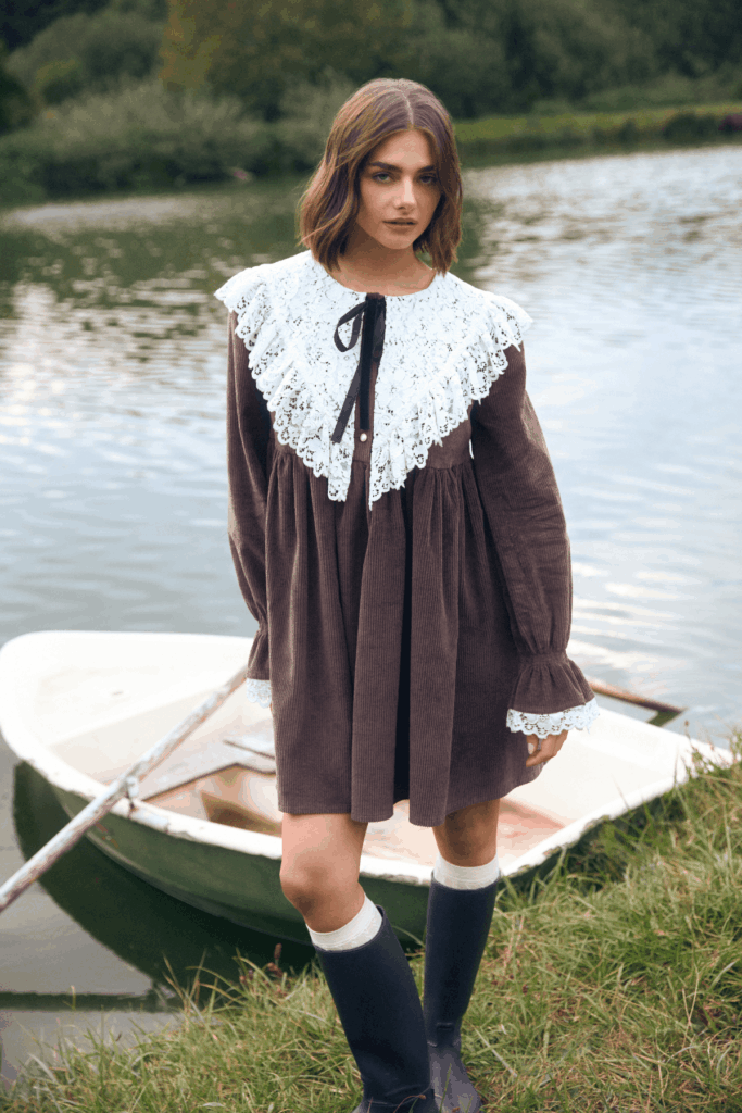 brązowa sukienka z koronką